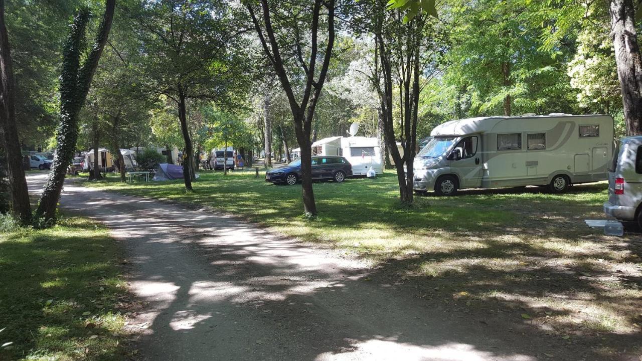 Camping Du Lion Bourg-Saint-Andéol Exteriér fotografie